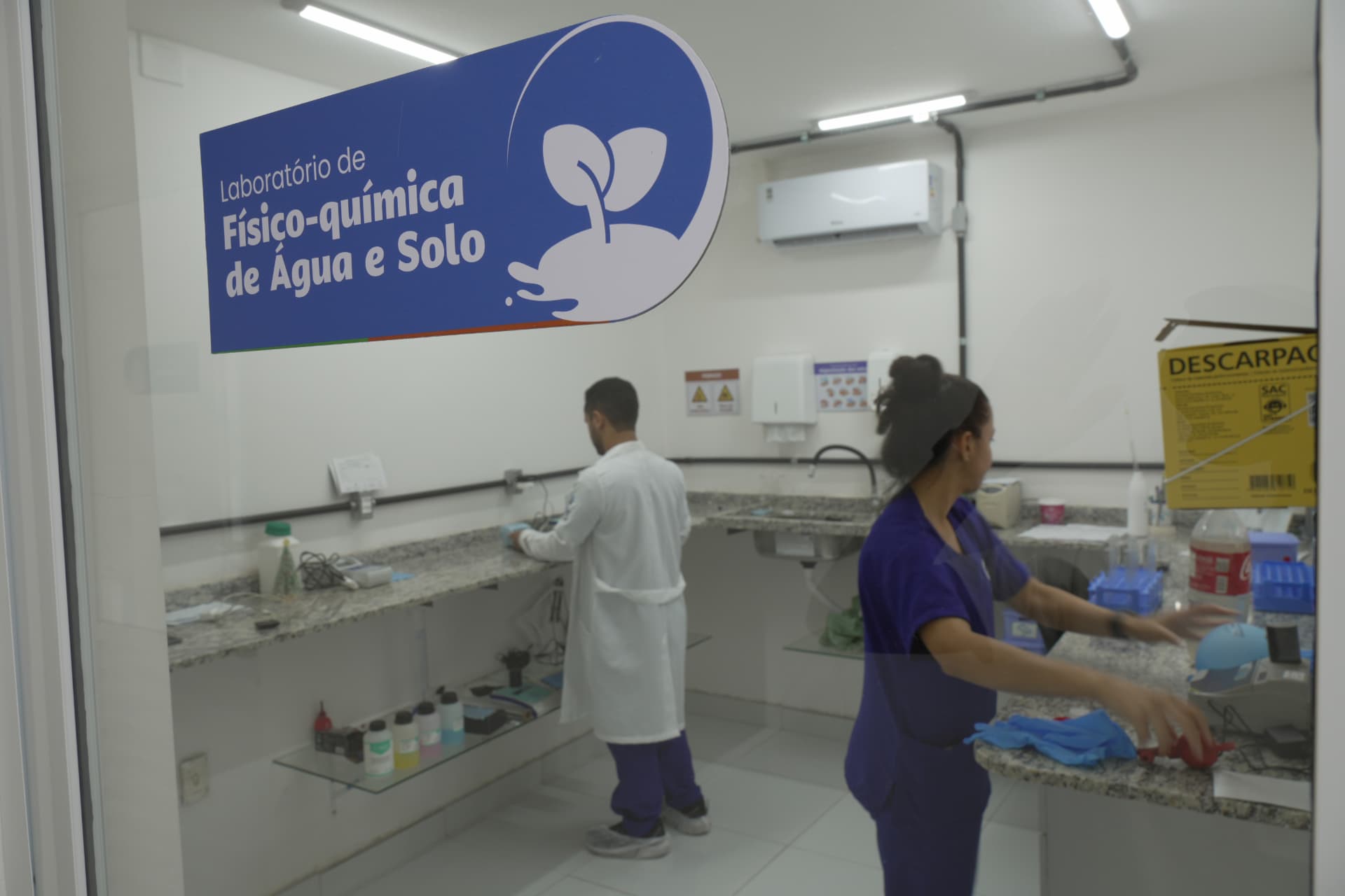 Equipe Aqualyse no laboratório de físico-química de água e solo